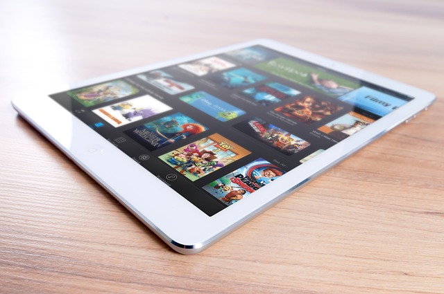 tablet na stole